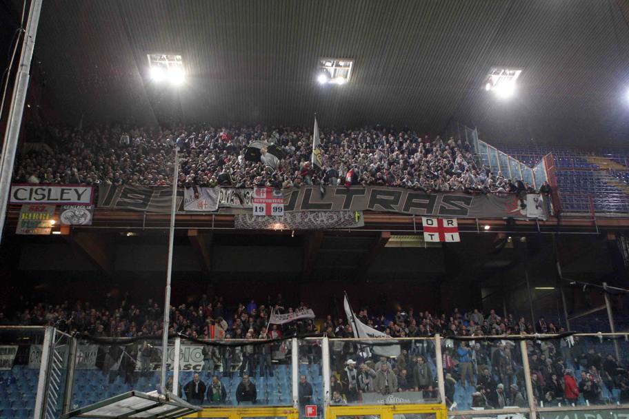 Una panoramica dei migliaia di sostenitori dei grigi arrivati a Genova per sostenere la squadra. Lapresse